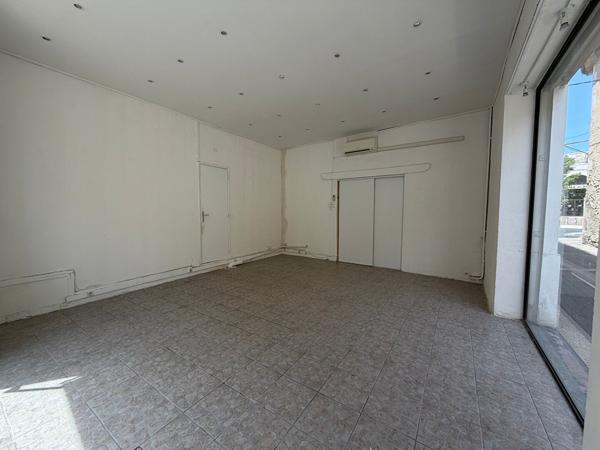 BEAU LOCAL COMMERCIAL OU PROFESSIONNEL EN CENTRE-VILLE 3 GRANDES VITRINES - CLIMATISATION