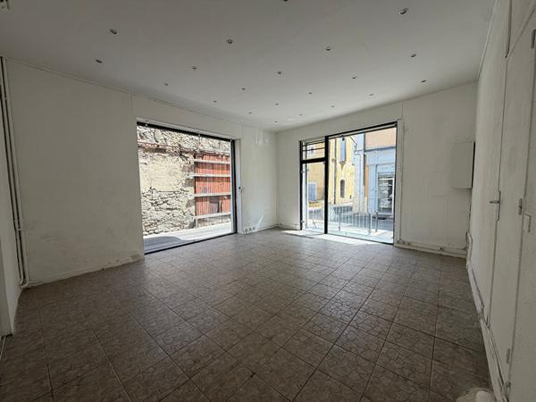 BEAU LOCAL COMMERCIAL OU PROFESSIONNEL EN CENTRE-VILLE 3 GRANDES VITRINES - CLIMATISATION
