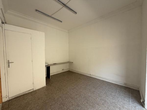 BEAU LOCAL COMMERCIAL OU PROFESSIONNEL EN CENTRE-VILLE 3 GRANDES VITRINES - CLIMATISATION