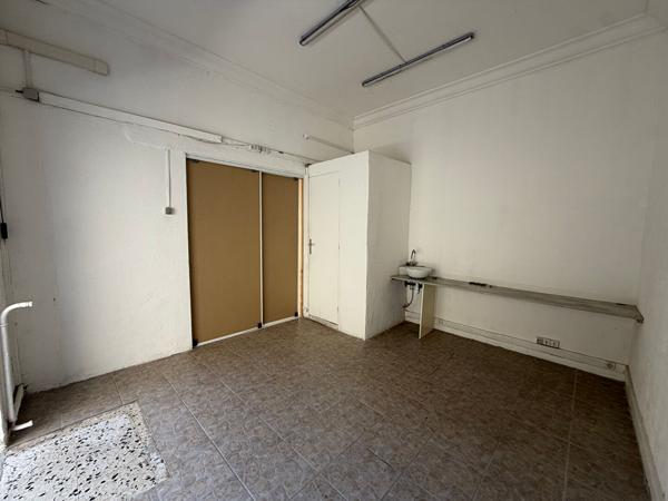 BEAU LOCAL COMMERCIAL OU PROFESSIONNEL EN CENTRE-VILLE 3 GRANDES VITRINES - CLIMATISATION