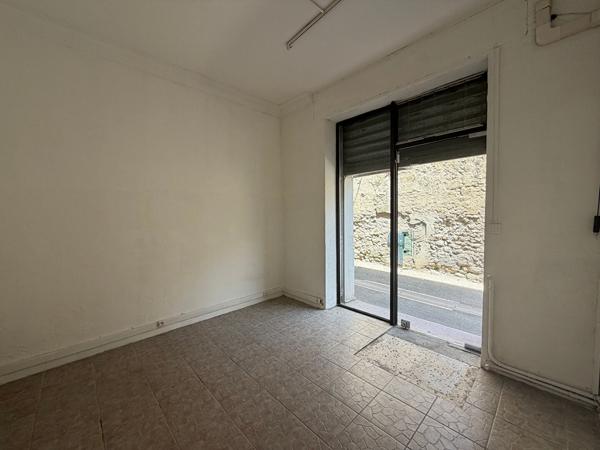 BEAU LOCAL COMMERCIAL OU PROFESSIONNEL EN CENTRE-VILLE 3 GRANDES VITRINES - CLIMATISATION
