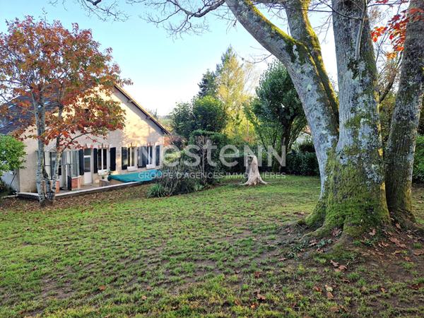 Maison rénovée à Nontron, beau jardin de 1000 m2 et piscine