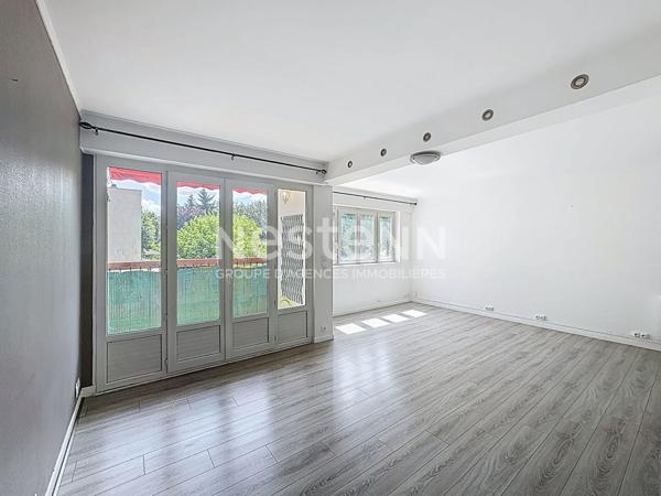 À vendre 5 pièces en excellent état à Chilly-Mazarin, dans résidence familiale avec piscine et tennis, en bordure de la plaine de Balizy