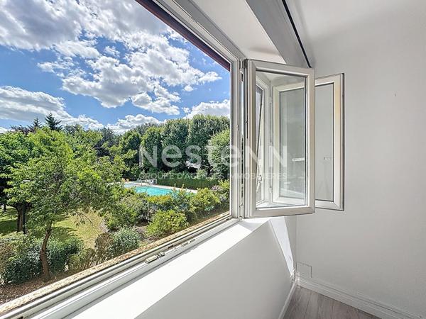 À vendre 5 pièces en excellent état à Chilly-Mazarin, dans résidence familiale avec piscine et tennis, en bordure de la plaine de Balizy