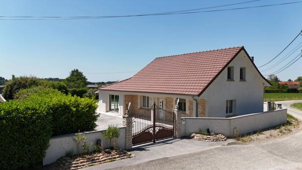 MAISON CONTEMPORAINE DE STANDING AVEC PISCINE – COMMENAILLES (JURA)