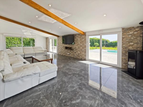 MAISON CONTEMPORAINE DE STANDING AVEC PISCINE – COMMENAILLES (JURA)