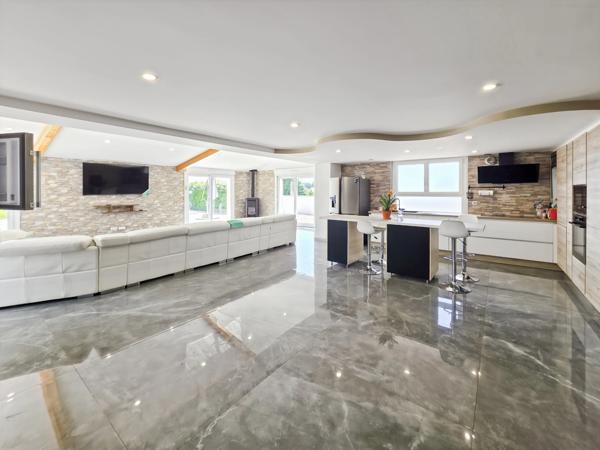 MAISON CONTEMPORAINE DE STANDING AVEC PISCINE – COMMENAILLES (JURA)
