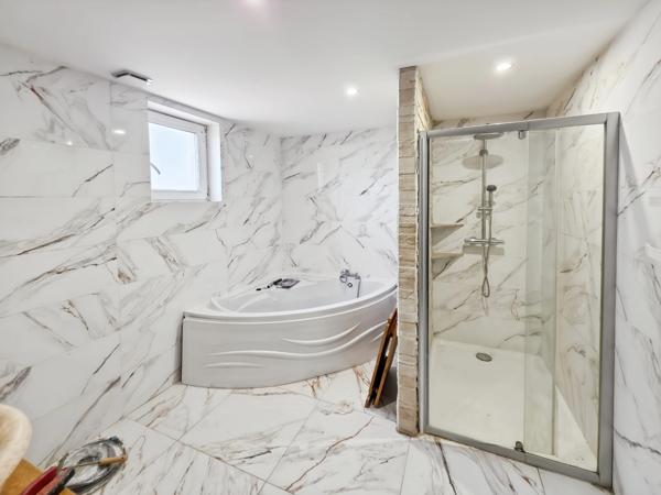 MAISON CONTEMPORAINE DE STANDING AVEC PISCINE – COMMENAILLES (JURA)