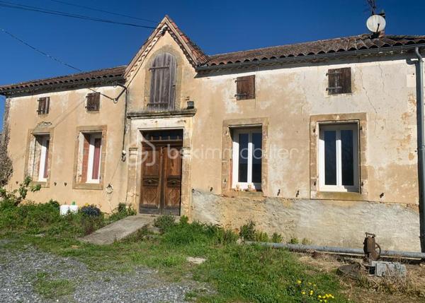 À seulement 10 minutes des commerces et commodités, cet ensemble horticole rare sur le marché offre une opportunité idéale pour un porteur de projet souhaitant allier vie résidentielle et activité professionnelle. L’exploitation bénéficie d’une clientèle régionale fidèle, d’un chiffre d’affaires solide et de perspectives de développement particulièrement attractives.
Infrastructures professionnelles – Un outil de production complet et performant
Serres et zones de culture
•	Serre froide de 2 450 m² équipée d’un système d’arrosage par sprinklers.
•	Serre chaude de 4 750 m², dotée d’un chauffage au sol, d’un rideau d’ombrage automatique et d’une irrigation en hauteur.
•	Serre froide de 6 200 m², parfaite pour la préparation des cultures dans des conditions de travail optimales.
•	Trois serres tunnel totalisant 1 250 m², idéales pour diversifier ou développer des cultures spécifiques.
Logistique & équipements
•	Quai de déchargement de 500 m², facilitant les livraisons et l’expédition.
•	Local technique de 60 m² avec zone sanitaire et local pompe d’irrigation.
•	Dépendance de 100 m² comprenant un bureau et une zone de stockage.
•	Allées bétonnées dans chaque serre, assurant confort de travail et efficacité de manutention.
•	Matériel complet inclus dans la vente, permettant une reprise immédiate de l’activité.
Ressources & autonomie
•	Système d’irrigation performant, appuyé par des droits de pompage et une zone tampon de stockage d’eau.
•	Bâtiment photovoltaïque sous bail emphytéotique, offrant un espace de stockage supplémentaire et une optimisation énergétique.
Partie Habitation sur place
•	Maison T4 de 120 m² à restaurer, idéale pour loger le porteur de projet, un salarié ou accueillir une famille souhaitant vivre au cœur de l’exploitation.
Atouts majeurs & perspectives de développement
•	Clientèle fidèle et régulière, assurant une base de chiffre d’affaires solide.
•	Possibilités de diversification des cultures, de développement de la vente directe, de production spécialisée ou d’activités complémentaires (pépinière, ateliers, circuits courts…).
•	Un site clé en main, rare par sa taille, son équipement et son potentiel d’évolution.
•	Un emplacement stratégique, proche des services tout en offrant un cadre de travail privilégié.
Contact
Dossier complet, informations complémentaires et visite sur demande. 
Une opportunité unique pour développer un projet horticole ambitieux dans un environnement parfaitement adapté.