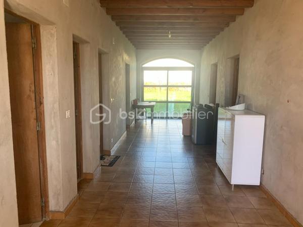 À seulement 10 minutes des commerces et commodités, cet ensemble horticole rare sur le marché offre une opportunité idéale pour un porteur de projet souhaitant allier vie résidentielle et activité professionnelle. L’exploitation bénéficie d’une clientèle régionale fidèle, d’un chiffre d’affaires solide et de perspectives de développement particulièrement attractives.
Infrastructures professionnelles – Un outil de production complet et performant
Serres et zones de culture
•	Serre froide de 2 450 m² équipée d’un système d’arrosage par sprinklers.
•	Serre chaude de 4 750 m², dotée d’un chauffage au sol, d’un rideau d’ombrage automatique et d’une irrigation en hauteur.
•	Serre froide de 6 200 m², parfaite pour la préparation des cultures dans des conditions de travail optimales.
•	Trois serres tunnel totalisant 1 250 m², idéales pour diversifier ou développer des cultures spécifiques.
Logistique & équipements
•	Quai de déchargement de 500 m², facilitant les livraisons et l’expédition.
•	Local technique de 60 m² avec zone sanitaire et local pompe d’irrigation.
•	Dépendance de 100 m² comprenant un bureau et une zone de stockage.
•	Allées bétonnées dans chaque serre, assurant confort de travail et efficacité de manutention.
•	Matériel complet inclus dans la vente, permettant une reprise immédiate de l’activité.
Ressources & autonomie
•	Système d’irrigation performant, appuyé par des droits de pompage et une zone tampon de stockage d’eau.
•	Bâtiment photovoltaïque sous bail emphytéotique, offrant un espace de stockage supplémentaire et une optimisation énergétique.
Partie Habitation sur place
•	Maison T4 de 120 m² à restaurer, idéale pour loger le porteur de projet, un salarié ou accueillir une famille souhaitant vivre au cœur de l’exploitation.
Atouts majeurs & perspectives de développement
•	Clientèle fidèle et régulière, assurant une base de chiffre d’affaires solide.
•	Possibilités de diversification des cultures, de développement de la vente directe, de production spécialisée ou d’activités complémentaires (pépinière, ateliers, circuits courts…).
•	Un site clé en main, rare par sa taille, son équipement et son potentiel d’évolution.
•	Un emplacement stratégique, proche des services tout en offrant un cadre de travail privilégié.
Contact
Dossier complet, informations complémentaires et visite sur demande. 
Une opportunité unique pour développer un projet horticole ambitieux dans un environnement parfaitement adapté.