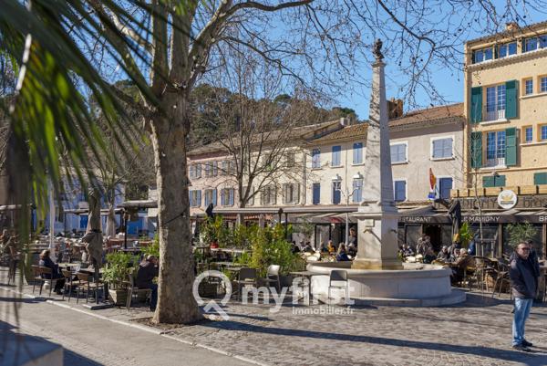 Le Pradet (83220) Le Pradet, au cœur du village… Un bel appartement et son grand garage.