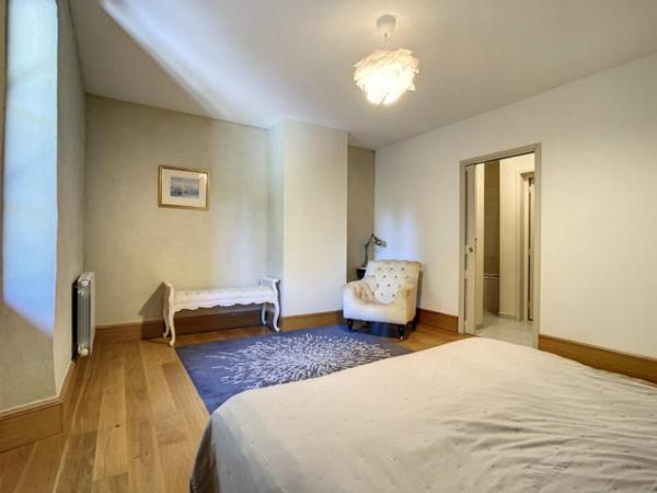 Maison familiale ou exploitable en hôtel chambres hôtes espace de soins