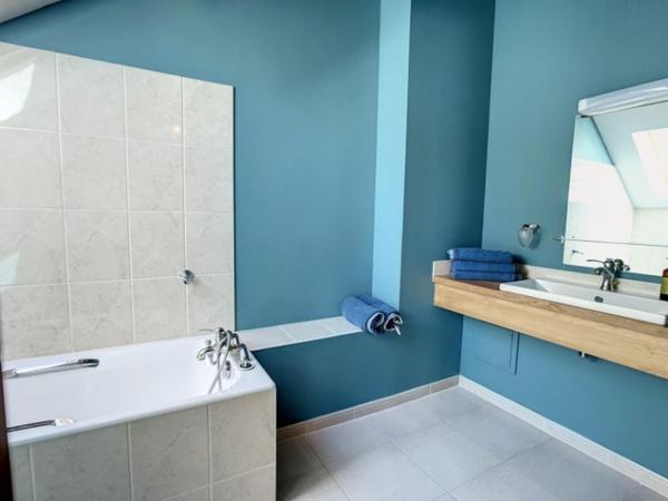 Maison familiale ou exploitable en hôtel chambres hôtes espace de soins