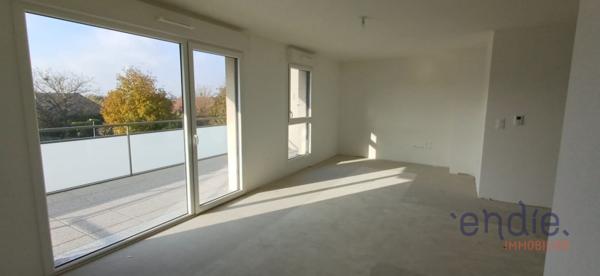 ROSENAU, Dernier étage ! Superbe F4 de 88m² avec Grande terrasse , garage double, parking et Carport .