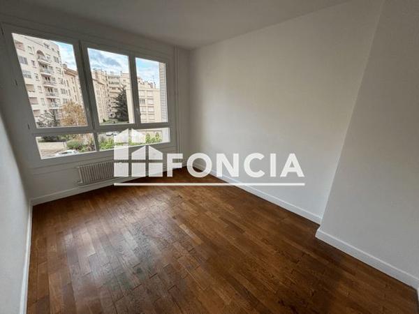Location Appartement 5 pièces 112 m² - 92BIS DEBOURG-261BIS JEAN JAUR Lyon 69007