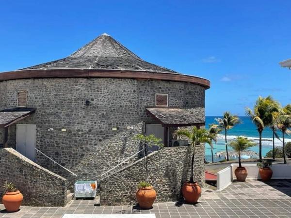 SAINT FRANCOIS (971) QUARTIER MANGANAO STUDIO MEUBLE DANS RESIDENCE AVEC PISCINE ET A 2 PAS DES PLAGES