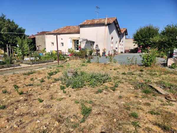 La Réorthe (85210) Maison deux chambres avec terrain spacieux et diverses dépendances