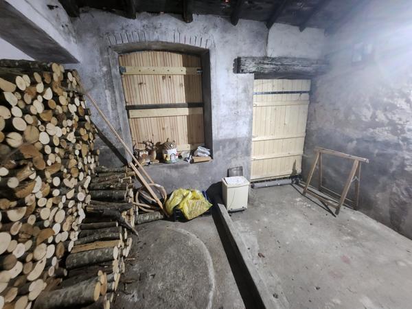 La Réorthe (85210) Maison deux chambres avec terrain spacieux et diverses dépendances