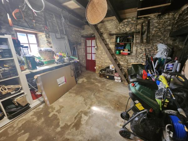 La Réorthe (85210) Maison deux chambres avec terrain spacieux et diverses dépendances