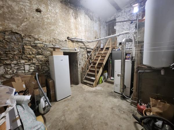 La Réorthe (85210) Maison deux chambres avec terrain spacieux et diverses dépendances