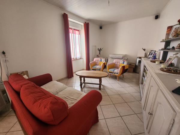 La Réorthe (85210) Maison deux chambres avec terrain spacieux et diverses dépendances