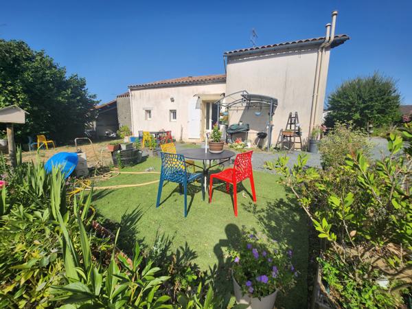 La Réorthe (85210) Maison deux chambres avec terrain spacieux et diverses dépendances