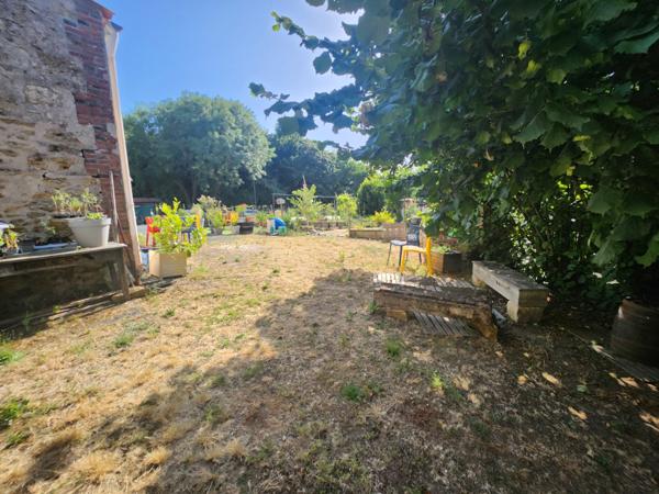 La Réorthe (85210) Maison deux chambres avec terrain spacieux et diverses dépendances
