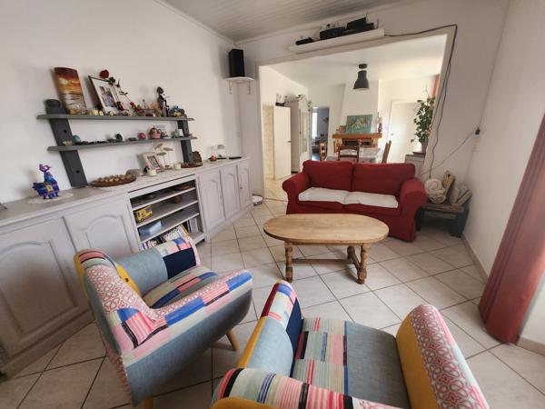 La Réorthe (85210) Maison deux chambres avec terrain spacieux et diverses dépendances