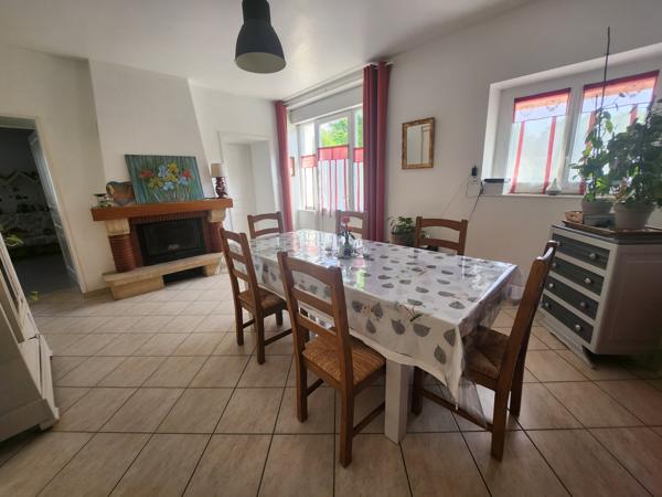 La Réorthe (85210) Maison deux chambres avec terrain spacieux et diverses dépendances