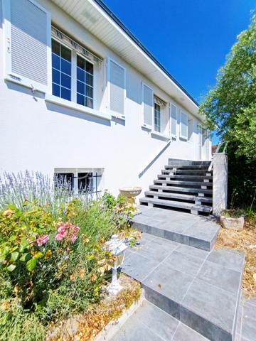 Maison familiale T7 de 5 chambres avec sous-sol complet et sa chambre à la fraiche, terrasse et garage.

Parfaitement entretenue : Couverture et huisseries changées, chaudière récente et terrasse refaite !

Et si votre prochaine maison réunissait enfin espace, confort et sérénité ?

Dans un quartier résidentiel calme, à deux pas des écoles, des commerces et des services, cette belle maison familiale parfaitement entretenue séduira les familles en quête de volumes généreux et d'un cadre de vie agréable.

Dès l'entrée cathédrale, vous serez accueillis par une atmosphère chaleureuse. Le séjour lumineux de 30 m² s'ouvre sur une belle terrasse de 33 m² exposée Sud-Est, idéale pour les repas en extérieur, les moments de détente ou les jeux des enfants. La cuisine, aménagée et équipée, s'intègre harmonieusement à cet espace de vie convivial, 3 trois chambres, une salle de bains rénovée avec goût et un WC indépendant.

À l'étage, la grande mezzanine offre de nombreuses possibilités : bureau pour le télétravail, salle de jeux, bibliothèque ou espace détente. Une quatrième chambre complète ce niveau.

Le sous-sol complet constitue un véritable atout avec une cinquième chambre équipée d'un point d'eau, parfaite pour recevoir famille et amis, créer un espace indépendant ou exercer une activité à domicile. Vous y trouverez également une buanderie, un cellier et un grand garage.

Côté prestations, tout a été pensé pour votre confort : menuiseries PVC double vitrage, portail motorisé, porte de garage sectionnelle motorisée, chaudière gaz à condensation de 2023, toiture, façade et volets rénovés en 2018, terrasse entièrement refaite en 2025 (étanchéité et revêtement) et installation électrique récemment mise en conformité.

Les atouts :

- 5 chambres
- Sous-sol complet
- Terrasse de 33 m² exposée Sud-Est
- Grand garage
- Maison parfaitement entretenue
- Quartier calme, proche de toutes les commodités

Une maison où il ne reste plus qu'à poser vos valises et écrire une nouvelle histoire en famille.

Une visite s'impose !