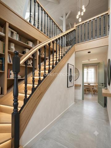 Maison familiale T7 de 5 chambres avec sous-sol complet et sa chambre à la fraiche, terrasse et garage.

Parfaitement entretenue : Couverture et huisseries changées, chaudière récente et terrasse refaite !

Et si votre prochaine maison réunissait enfin espace, confort et sérénité ?

Dans un quartier résidentiel calme, à deux pas des écoles, des commerces et des services, cette belle maison familiale parfaitement entretenue séduira les familles en quête de volumes généreux et d'un cadre de vie agréable.

Dès l'entrée cathédrale, vous serez accueillis par une atmosphère chaleureuse. Le séjour lumineux de 30 m² s'ouvre sur une belle terrasse de 33 m² exposée Sud-Est, idéale pour les repas en extérieur, les moments de détente ou les jeux des enfants. La cuisine, aménagée et équipée, s'intègre harmonieusement à cet espace de vie convivial, 3 trois chambres, une salle de bains rénovée avec goût et un WC indépendant.

À l'étage, la grande mezzanine offre de nombreuses possibilités : bureau pour le télétravail, salle de jeux, bibliothèque ou espace détente. Une quatrième chambre complète ce niveau.

Le sous-sol complet constitue un véritable atout avec une cinquième chambre équipée d'un point d'eau, parfaite pour recevoir famille et amis, créer un espace indépendant ou exercer une activité à domicile. Vous y trouverez également une buanderie, un cellier et un grand garage.

Côté prestations, tout a été pensé pour votre confort : menuiseries PVC double vitrage, portail motorisé, porte de garage sectionnelle motorisée, chaudière gaz à condensation de 2023, toiture, façade et volets rénovés en 2018, terrasse entièrement refaite en 2025 (étanchéité et revêtement) et installation électrique récemment mise en conformité.

Les atouts :

- 5 chambres
- Sous-sol complet
- Terrasse de 33 m² exposée Sud-Est
- Grand garage
- Maison parfaitement entretenue
- Quartier calme, proche de toutes les commodités

Une maison où il ne reste plus qu'à poser vos valises et écrire une nouvelle histoire en famille.

Une visite s'impose !