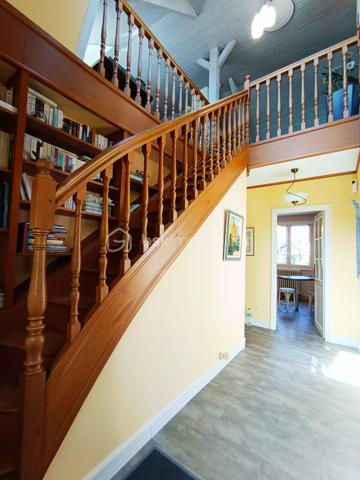 Maison familiale T7 de 5 chambres avec sous-sol complet et sa chambre à la fraiche, terrasse et garage.

Parfaitement entretenue : Couverture et huisseries changées, chaudière récente et terrasse refaite !

Et si votre prochaine maison réunissait enfin espace, confort et sérénité ?

Dans un quartier résidentiel calme, à deux pas des écoles, des commerces et des services, cette belle maison familiale parfaitement entretenue séduira les familles en quête de volumes généreux et d'un cadre de vie agréable.

Dès l'entrée cathédrale, vous serez accueillis par une atmosphère chaleureuse. Le séjour lumineux de 30 m² s'ouvre sur une belle terrasse de 33 m² exposée Sud-Est, idéale pour les repas en extérieur, les moments de détente ou les jeux des enfants. La cuisine, aménagée et équipée, s'intègre harmonieusement à cet espace de vie convivial, 3 trois chambres, une salle de bains rénovée avec goût et un WC indépendant.

À l'étage, la grande mezzanine offre de nombreuses possibilités : bureau pour le télétravail, salle de jeux, bibliothèque ou espace détente. Une quatrième chambre complète ce niveau.

Le sous-sol complet constitue un véritable atout avec une cinquième chambre équipée d'un point d'eau, parfaite pour recevoir famille et amis, créer un espace indépendant ou exercer une activité à domicile. Vous y trouverez également une buanderie, un cellier et un grand garage.

Côté prestations, tout a été pensé pour votre confort : menuiseries PVC double vitrage, portail motorisé, porte de garage sectionnelle motorisée, chaudière gaz à condensation de 2023, toiture, façade et volets rénovés en 2018, terrasse entièrement refaite en 2025 (étanchéité et revêtement) et installation électrique récemment mise en conformité.

Les atouts :

- 5 chambres
- Sous-sol complet
- Terrasse de 33 m² exposée Sud-Est
- Grand garage
- Maison parfaitement entretenue
- Quartier calme, proche de toutes les commodités

Une maison où il ne reste plus qu'à poser vos valises et écrire une nouvelle histoire en famille.

Une visite s'impose !