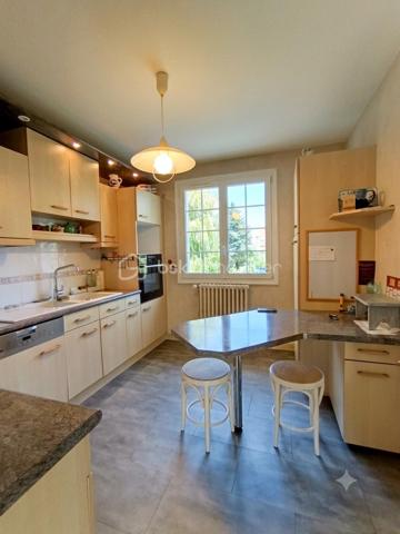 Maison familiale T7 de 5 chambres avec sous-sol complet et sa chambre à la fraiche, terrasse et garage.

Parfaitement entretenue : Couverture et huisseries changées, chaudière récente et terrasse refaite !

Et si votre prochaine maison réunissait enfin espace, confort et sérénité ?

Dans un quartier résidentiel calme, à deux pas des écoles, des commerces et des services, cette belle maison familiale parfaitement entretenue séduira les familles en quête de volumes généreux et d'un cadre de vie agréable.

Dès l'entrée cathédrale, vous serez accueillis par une atmosphère chaleureuse. Le séjour lumineux de 30 m² s'ouvre sur une belle terrasse de 33 m² exposée Sud-Est, idéale pour les repas en extérieur, les moments de détente ou les jeux des enfants. La cuisine, aménagée et équipée, s'intègre harmonieusement à cet espace de vie convivial, 3 trois chambres, une salle de bains rénovée avec goût et un WC indépendant.

À l'étage, la grande mezzanine offre de nombreuses possibilités : bureau pour le télétravail, salle de jeux, bibliothèque ou espace détente. Une quatrième chambre complète ce niveau.

Le sous-sol complet constitue un véritable atout avec une cinquième chambre équipée d'un point d'eau, parfaite pour recevoir famille et amis, créer un espace indépendant ou exercer une activité à domicile. Vous y trouverez également une buanderie, un cellier et un grand garage.

Côté prestations, tout a été pensé pour votre confort : menuiseries PVC double vitrage, portail motorisé, porte de garage sectionnelle motorisée, chaudière gaz à condensation de 2023, toiture, façade et volets rénovés en 2018, terrasse entièrement refaite en 2025 (étanchéité et revêtement) et installation électrique récemment mise en conformité.

Les atouts :

- 5 chambres
- Sous-sol complet
- Terrasse de 33 m² exposée Sud-Est
- Grand garage
- Maison parfaitement entretenue
- Quartier calme, proche de toutes les commodités

Une maison où il ne reste plus qu'à poser vos valises et écrire une nouvelle histoire en famille.

Une visite s'impose !