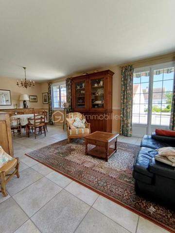 Maison familiale T7 de 5 chambres avec sous-sol complet et sa chambre à la fraiche, terrasse et garage.

Parfaitement entretenue : Couverture et huisseries changées, chaudière récente et terrasse refaite !

Et si votre prochaine maison réunissait enfin espace, confort et sérénité ?

Dans un quartier résidentiel calme, à deux pas des écoles, des commerces et des services, cette belle maison familiale parfaitement entretenue séduira les familles en quête de volumes généreux et d'un cadre de vie agréable.

Dès l'entrée cathédrale, vous serez accueillis par une atmosphère chaleureuse. Le séjour lumineux de 30 m² s'ouvre sur une belle terrasse de 33 m² exposée Sud-Est, idéale pour les repas en extérieur, les moments de détente ou les jeux des enfants. La cuisine, aménagée et équipée, s'intègre harmonieusement à cet espace de vie convivial, 3 trois chambres, une salle de bains rénovée avec goût et un WC indépendant.

À l'étage, la grande mezzanine offre de nombreuses possibilités : bureau pour le télétravail, salle de jeux, bibliothèque ou espace détente. Une quatrième chambre complète ce niveau.

Le sous-sol complet constitue un véritable atout avec une cinquième chambre équipée d'un point d'eau, parfaite pour recevoir famille et amis, créer un espace indépendant ou exercer une activité à domicile. Vous y trouverez également une buanderie, un cellier et un grand garage.

Côté prestations, tout a été pensé pour votre confort : menuiseries PVC double vitrage, portail motorisé, porte de garage sectionnelle motorisée, chaudière gaz à condensation de 2023, toiture, façade et volets rénovés en 2018, terrasse entièrement refaite en 2025 (étanchéité et revêtement) et installation électrique récemment mise en conformité.

Les atouts :

- 5 chambres
- Sous-sol complet
- Terrasse de 33 m² exposée Sud-Est
- Grand garage
- Maison parfaitement entretenue
- Quartier calme, proche de toutes les commodités

Une maison où il ne reste plus qu'à poser vos valises et écrire une nouvelle histoire en famille.

Une visite s'impose !