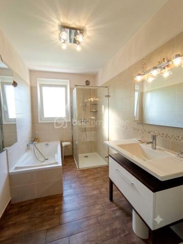 Maison familiale T7 de 5 chambres avec sous-sol complet et sa chambre à la fraiche, terrasse et garage.

Parfaitement entretenue : Couverture et huisseries changées, chaudière récente et terrasse refaite !

Et si votre prochaine maison réunissait enfin espace, confort et sérénité ?

Dans un quartier résidentiel calme, à deux pas des écoles, des commerces et des services, cette belle maison familiale parfaitement entretenue séduira les familles en quête de volumes généreux et d'un cadre de vie agréable.

Dès l'entrée cathédrale, vous serez accueillis par une atmosphère chaleureuse. Le séjour lumineux de 30 m² s'ouvre sur une belle terrasse de 33 m² exposée Sud-Est, idéale pour les repas en extérieur, les moments de détente ou les jeux des enfants. La cuisine, aménagée et équipée, s'intègre harmonieusement à cet espace de vie convivial, 3 trois chambres, une salle de bains rénovée avec goût et un WC indépendant.

À l'étage, la grande mezzanine offre de nombreuses possibilités : bureau pour le télétravail, salle de jeux, bibliothèque ou espace détente. Une quatrième chambre complète ce niveau.

Le sous-sol complet constitue un véritable atout avec une cinquième chambre équipée d'un point d'eau, parfaite pour recevoir famille et amis, créer un espace indépendant ou exercer une activité à domicile. Vous y trouverez également une buanderie, un cellier et un grand garage.

Côté prestations, tout a été pensé pour votre confort : menuiseries PVC double vitrage, portail motorisé, porte de garage sectionnelle motorisée, chaudière gaz à condensation de 2023, toiture, façade et volets rénovés en 2018, terrasse entièrement refaite en 2025 (étanchéité et revêtement) et installation électrique récemment mise en conformité.

Les atouts :

- 5 chambres
- Sous-sol complet
- Terrasse de 33 m² exposée Sud-Est
- Grand garage
- Maison parfaitement entretenue
- Quartier calme, proche de toutes les commodités

Une maison où il ne reste plus qu'à poser vos valises et écrire une nouvelle histoire en famille.

Une visite s'impose !