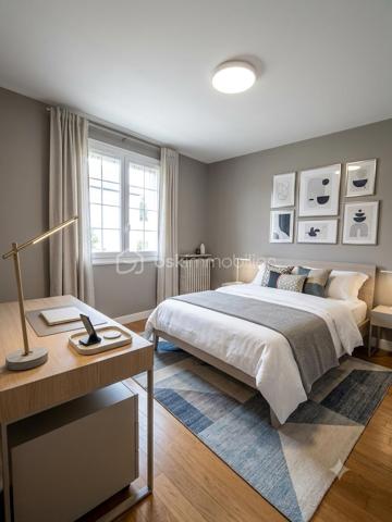 Maison familiale T7 de 5 chambres avec sous-sol complet et sa chambre à la fraiche, terrasse et garage.

Parfaitement entretenue : Couverture et huisseries changées, chaudière récente et terrasse refaite !

Et si votre prochaine maison réunissait enfin espace, confort et sérénité ?

Dans un quartier résidentiel calme, à deux pas des écoles, des commerces et des services, cette belle maison familiale parfaitement entretenue séduira les familles en quête de volumes généreux et d'un cadre de vie agréable.

Dès l'entrée cathédrale, vous serez accueillis par une atmosphère chaleureuse. Le séjour lumineux de 30 m² s'ouvre sur une belle terrasse de 33 m² exposée Sud-Est, idéale pour les repas en extérieur, les moments de détente ou les jeux des enfants. La cuisine, aménagée et équipée, s'intègre harmonieusement à cet espace de vie convivial, 3 trois chambres, une salle de bains rénovée avec goût et un WC indépendant.

À l'étage, la grande mezzanine offre de nombreuses possibilités : bureau pour le télétravail, salle de jeux, bibliothèque ou espace détente. Une quatrième chambre complète ce niveau.

Le sous-sol complet constitue un véritable atout avec une cinquième chambre équipée d'un point d'eau, parfaite pour recevoir famille et amis, créer un espace indépendant ou exercer une activité à domicile. Vous y trouverez également une buanderie, un cellier et un grand garage.

Côté prestations, tout a été pensé pour votre confort : menuiseries PVC double vitrage, portail motorisé, porte de garage sectionnelle motorisée, chaudière gaz à condensation de 2023, toiture, façade et volets rénovés en 2018, terrasse entièrement refaite en 2025 (étanchéité et revêtement) et installation électrique récemment mise en conformité.

Les atouts :

- 5 chambres
- Sous-sol complet
- Terrasse de 33 m² exposée Sud-Est
- Grand garage
- Maison parfaitement entretenue
- Quartier calme, proche de toutes les commodités

Une maison où il ne reste plus qu'à poser vos valises et écrire une nouvelle histoire en famille.

Une visite s'impose !