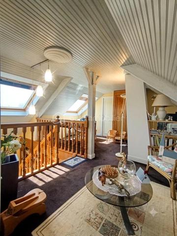 Maison familiale T7 de 5 chambres avec sous-sol complet et sa chambre à la fraiche, terrasse et garage.

Parfaitement entretenue : Couverture et huisseries changées, chaudière récente et terrasse refaite !

Et si votre prochaine maison réunissait enfin espace, confort et sérénité ?

Dans un quartier résidentiel calme, à deux pas des écoles, des commerces et des services, cette belle maison familiale parfaitement entretenue séduira les familles en quête de volumes généreux et d'un cadre de vie agréable.

Dès l'entrée cathédrale, vous serez accueillis par une atmosphère chaleureuse. Le séjour lumineux de 30 m² s'ouvre sur une belle terrasse de 33 m² exposée Sud-Est, idéale pour les repas en extérieur, les moments de détente ou les jeux des enfants. La cuisine, aménagée et équipée, s'intègre harmonieusement à cet espace de vie convivial, 3 trois chambres, une salle de bains rénovée avec goût et un WC indépendant.

À l'étage, la grande mezzanine offre de nombreuses possibilités : bureau pour le télétravail, salle de jeux, bibliothèque ou espace détente. Une quatrième chambre complète ce niveau.

Le sous-sol complet constitue un véritable atout avec une cinquième chambre équipée d'un point d'eau, parfaite pour recevoir famille et amis, créer un espace indépendant ou exercer une activité à domicile. Vous y trouverez également une buanderie, un cellier et un grand garage.

Côté prestations, tout a été pensé pour votre confort : menuiseries PVC double vitrage, portail motorisé, porte de garage sectionnelle motorisée, chaudière gaz à condensation de 2023, toiture, façade et volets rénovés en 2018, terrasse entièrement refaite en 2025 (étanchéité et revêtement) et installation électrique récemment mise en conformité.

Les atouts :

- 5 chambres
- Sous-sol complet
- Terrasse de 33 m² exposée Sud-Est
- Grand garage
- Maison parfaitement entretenue
- Quartier calme, proche de toutes les commodités

Une maison où il ne reste plus qu'à poser vos valises et écrire une nouvelle histoire en famille.

Une visite s'impose !