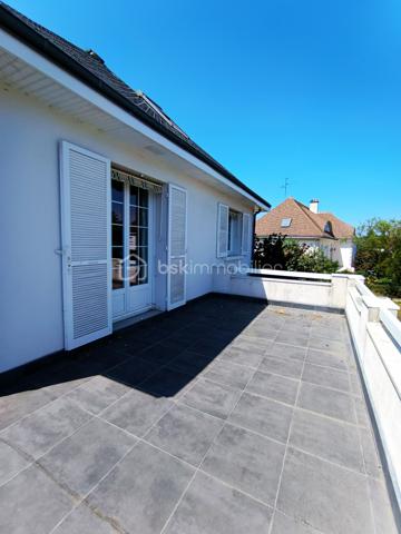 Maison familiale T7 de 5 chambres avec sous-sol complet et sa chambre à la fraiche, terrasse et garage.

Parfaitement entretenue : Couverture et huisseries changées, chaudière récente et terrasse refaite !

Et si votre prochaine maison réunissait enfin espace, confort et sérénité ?

Dans un quartier résidentiel calme, à deux pas des écoles, des commerces et des services, cette belle maison familiale parfaitement entretenue séduira les familles en quête de volumes généreux et d'un cadre de vie agréable.

Dès l'entrée cathédrale, vous serez accueillis par une atmosphère chaleureuse. Le séjour lumineux de 30 m² s'ouvre sur une belle terrasse de 33 m² exposée Sud-Est, idéale pour les repas en extérieur, les moments de détente ou les jeux des enfants. La cuisine, aménagée et équipée, s'intègre harmonieusement à cet espace de vie convivial, 3 trois chambres, une salle de bains rénovée avec goût et un WC indépendant.

À l'étage, la grande mezzanine offre de nombreuses possibilités : bureau pour le télétravail, salle de jeux, bibliothèque ou espace détente. Une quatrième chambre complète ce niveau.

Le sous-sol complet constitue un véritable atout avec une cinquième chambre équipée d'un point d'eau, parfaite pour recevoir famille et amis, créer un espace indépendant ou exercer une activité à domicile. Vous y trouverez également une buanderie, un cellier et un grand garage.

Côté prestations, tout a été pensé pour votre confort : menuiseries PVC double vitrage, portail motorisé, porte de garage sectionnelle motorisée, chaudière gaz à condensation de 2023, toiture, façade et volets rénovés en 2018, terrasse entièrement refaite en 2025 (étanchéité et revêtement) et installation électrique récemment mise en conformité.

Les atouts :

- 5 chambres
- Sous-sol complet
- Terrasse de 33 m² exposée Sud-Est
- Grand garage
- Maison parfaitement entretenue
- Quartier calme, proche de toutes les commodités

Une maison où il ne reste plus qu'à poser vos valises et écrire une nouvelle histoire en famille.

Une visite s'impose !