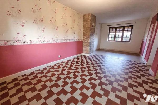 Beaux volumes pour cette maison semi mitoyenne à rénover de 94 m2 sur une parcelle de 851 m2. E...