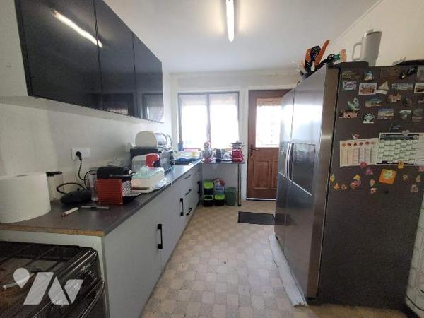 Beaux volumes pour cette maison semi mitoyenne à rénover de 94 m2 sur une parcelle de 851 m2. E...