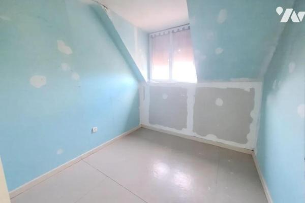 Beaux volumes pour cette maison semi mitoyenne à rénover de 94 m2 sur une parcelle de 851 m2. E...