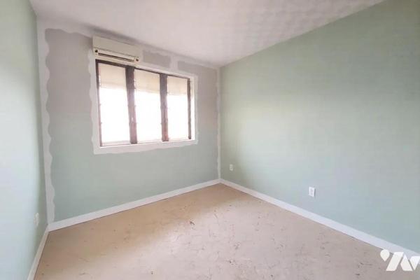 Beaux volumes pour cette maison semi mitoyenne à rénover de 94 m2 sur une parcelle de 851 m2. E...