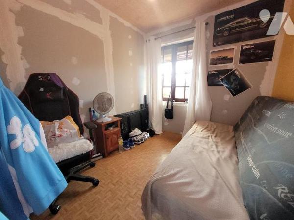 Beaux volumes pour cette maison semi mitoyenne à rénover de 94 m2 sur une parcelle de 851 m2. E...