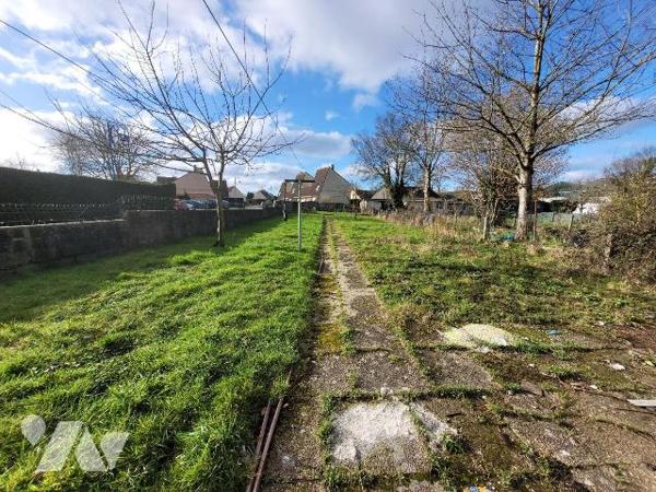 Beaux volumes pour cette maison semi mitoyenne à rénover de 94 m2 sur une parcelle de 851 m2. E...