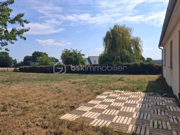 👌À seulement 5 minutes de Saint-Lô, profitez du calme de la campagne tout en restant à proximité immédiate des commodités.

Située dans un environnement résidentiel paisible, cette maison individuelle de plain-pied, construite en 2006, offre un cadre de vie agréable et fonctionnel. Idéale pour une famille, un premier achat ou un investissement locatif, elle séduit par sa luminosité, sa praticité et son beau terrain plat de 1 297 m².
😎Une maison pensée pour le confort au quotidien
Dès l'entrée, vous découvrez un espace avec rangements qui s'ouvre sur une belle pièce de vie d'environ 44 m², baignée de lumière grâce à son exposition plein sud. La cuisine ouverte, aménagée (non équipée), favorise les moments de convivialité en famille ou entre amis.

Un couloir dessert 3 chambres confortables avec placards intégrés (10,21 m², 10,54 m² et 11,50 m²), une salle de bains de 4,08 m²et un WC indépendant.

Le garage de 21 m² complète l'ensemble et offre un espace appréciable pour stationner un véhicule ou aménager un atelier et du rangement.

➕Les atouts de cette maison
✅Maison de plain-pied : idéale pour une vie confortable et accessible.
✅Construction de 2006.
✅DPE : C, gage d'une bonne performance énergétique.
✅Chauffage individuel au gaz naturel.
✅Exposition plein sud offrant une belle luminosité.
✅Grand terrain plat de 1 297 m², parfait pour profiter des beaux jours, créer un potager ou aménager un espace de jeux.
✅Environnement très calme, idéal pour les amateurs de tranquillité.
✅Un emplacement recherché

🦋À Baudre, vous profitez d'un véritable cadre de vie à la campagne, dans un quartier calme et résidentiel, tout en étant à seulement 5 minutes de Saint-Lô, de ses commerces, écoles et services. Un équilibre parfait entre sérénité et proximité des commodités.

Une maison fonctionnelle, lumineuse et agréable à vivre, offrant tous les avantages d'une vie de plain-pied dans un environnement privilégié. 
À visiter sans tarder !

☎️07.65.67.70.58
📧s.gorregues@bskimmobilier.com

Les informations sur les risques auxquels ce bien est exposé sont disponibles sur le site Géorisques : www.georisques.gouv.fr