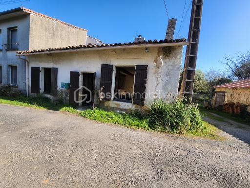 Située à seulement 500 mètres du centre de Lusignan, cette maison de 46 m² offre une belle opportunité de rénovation dans un cadre calme et pratique, proche de toutes les commodités. Un grenier peu permettre de faire un étage.

Entièrement mise à nu à l’intérieur, elle est prête à être aménagée selon vos envies.
Le gros œuvre est en bon état :
✅ Toiture remaniée
✅ Compteur Linky installé
✅ Raccordement au tout-à-l’égout
✅ Eau et électricité sur place

Du matériel de rénovation est déjà sur place pour faciliter votre projet :
🛠️ Laine de verre pour l’isolation,
🪟 Fenêtres et portes sur mesure neuves,
🧱 Rails et le placo et autres fournitures prêtes à poser.

Les travaux à prévoir concernent principalement : l’électricité, la plomberie, le réagréage et l’aménagement intérieur.

À l’extérieur, vous disposerez d’une grange de 35 m² ainsi qu’un petit toit de 11 m², idéaux pour un atelier, du stockage ou un futur espace complémentaire.

📍 Ses points forts :

Emplacement privilégié à deux pas du centre de Lusignan

Raccordée au tout à l'égout

Toiture remaniée et gros œuvre sain

Matériaux d’isolation et menuiseries sur place

Dépendances offrant de multiples possibilités

💡 Un bien parfait pour un premier achat, un projet locatif ou une rénovation personnalisée à votre image
