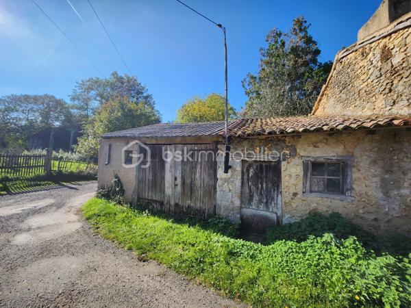Située à seulement 500 mètres du centre de Lusignan, cette maison de 46 m² offre une belle opportunité de rénovation dans un cadre calme et pratique, proche de toutes les commodités. Un grenier peu permettre de faire un étage.

Entièrement mise à nu à l’intérieur, elle est prête à être aménagée selon vos envies.
Le gros œuvre est en bon état :
✅ Toiture remaniée
✅ Compteur Linky installé
✅ Raccordement au tout-à-l’égout
✅ Eau et électricité sur place

Du matériel de rénovation est déjà sur place pour faciliter votre projet :
🛠️ Laine de verre pour l’isolation,
🪟 Fenêtres et portes sur mesure neuves,
🧱 Rails et le placo et autres fournitures prêtes à poser.

Les travaux à prévoir concernent principalement : l’électricité, la plomberie, le réagréage et l’aménagement intérieur.

À l’extérieur, vous disposerez d’une grange de 35 m² ainsi qu’un petit toit de 11 m², idéaux pour un atelier, du stockage ou un futur espace complémentaire.

📍 Ses points forts :

Emplacement privilégié à deux pas du centre de Lusignan

Raccordée au tout à l'égout

Toiture remaniée et gros œuvre sain

Matériaux d’isolation et menuiseries sur place

Dépendances offrant de multiples possibilités

💡 Un bien parfait pour un premier achat, un projet locatif ou une rénovation personnalisée à votre image
