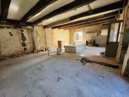 Située à seulement 500 mètres du centre de Lusignan, cette maison de 46 m² offre une belle opportunité de rénovation dans un cadre calme et pratique, proche de toutes les commodités. Un grenier peu permettre de faire un étage.

Entièrement mise à nu à l’intérieur, elle est prête à être aménagée selon vos envies.
Le gros œuvre est en bon état :
✅ Toiture remaniée
✅ Compteur Linky installé
✅ Raccordement au tout-à-l’égout
✅ Eau et électricité sur place

Du matériel de rénovation est déjà sur place pour faciliter votre projet :
🛠️ Laine de verre pour l’isolation,
🪟 Fenêtres et portes sur mesure neuves,
🧱 Rails et le placo et autres fournitures prêtes à poser.

Les travaux à prévoir concernent principalement : l’électricité, la plomberie, le réagréage et l’aménagement intérieur.

À l’extérieur, vous disposerez d’une grange de 35 m² ainsi qu’un petit toit de 11 m², idéaux pour un atelier, du stockage ou un futur espace complémentaire.

📍 Ses points forts :

Emplacement privilégié à deux pas du centre de Lusignan

Raccordée au tout à l'égout

Toiture remaniée et gros œuvre sain

Matériaux d’isolation et menuiseries sur place

Dépendances offrant de multiples possibilités

💡 Un bien parfait pour un premier achat, un projet locatif ou une rénovation personnalisée à votre image