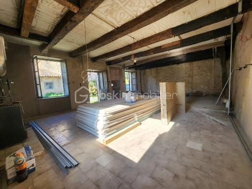 Située à seulement 500 mètres du centre de Lusignan, cette maison de 46 m² offre une belle opportunité de rénovation dans un cadre calme et pratique, proche de toutes les commodités. Un grenier peu permettre de faire un étage.

Entièrement mise à nu à l’intérieur, elle est prête à être aménagée selon vos envies.
Le gros œuvre est en bon état :
✅ Toiture remaniée
✅ Compteur Linky installé
✅ Raccordement au tout-à-l’égout
✅ Eau et électricité sur place

Du matériel de rénovation est déjà sur place pour faciliter votre projet :
🛠️ Laine de verre pour l’isolation,
🪟 Fenêtres et portes sur mesure neuves,
🧱 Rails et le placo et autres fournitures prêtes à poser.

Les travaux à prévoir concernent principalement : l’électricité, la plomberie, le réagréage et l’aménagement intérieur.

À l’extérieur, vous disposerez d’une grange de 35 m² ainsi qu’un petit toit de 11 m², idéaux pour un atelier, du stockage ou un futur espace complémentaire.

📍 Ses points forts :

Emplacement privilégié à deux pas du centre de Lusignan

Raccordée au tout à l'égout

Toiture remaniée et gros œuvre sain

Matériaux d’isolation et menuiseries sur place

Dépendances offrant de multiples possibilités

💡 Un bien parfait pour un premier achat, un projet locatif ou une rénovation personnalisée à votre image
