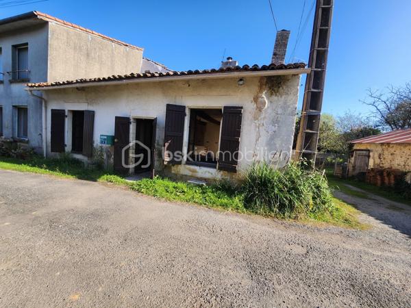 Située à seulement 500 mètres du centre de Lusignan, cette maison de 46 m² offre une belle opportunité de rénovation dans un cadre calme et pratique, proche de toutes les commodités. Un grenier peu permettre de faire un étage.

Entièrement mise à nu à l’intérieur, elle est prête à être aménagée selon vos envies.
Le gros œuvre est en bon état :
✅ Toiture remaniée
✅ Compteur Linky installé
✅ Raccordement au tout-à-l’égout
✅ Eau et électricité sur place

Du matériel de rénovation est déjà sur place pour faciliter votre projet :
🛠️ Laine de verre pour l’isolation,
🪟 Fenêtres et portes sur mesure neuves,
🧱 Rails et le placo et autres fournitures prêtes à poser.

Les travaux à prévoir concernent principalement : l’électricité, la plomberie, le réagréage et l’aménagement intérieur.

À l’extérieur, vous disposerez d’une grange de 35 m² ainsi qu’un petit toit de 11 m², idéaux pour un atelier, du stockage ou un futur espace complémentaire.

📍 Ses points forts :

Emplacement privilégié à deux pas du centre de Lusignan

Raccordée au tout à l'égout

Toiture remaniée et gros œuvre sain

Matériaux d’isolation et menuiseries sur place

Dépendances offrant de multiples possibilités

💡 Un bien parfait pour un premier achat, un projet locatif ou une rénovation personnalisée à votre image
